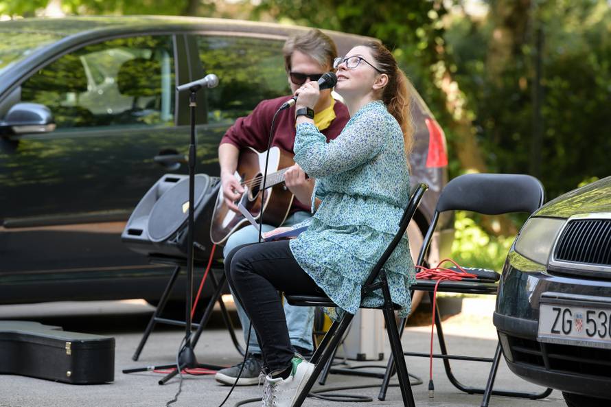 Zagreb: Djelatnici pripremili mini koncert za 102. rođendan štićenice Doma za starije osobe Maksimir