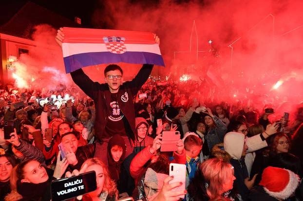 Varaždin: Navijači pjesmom i bakljadom na Kapucinskom trgu dočekali Zlatka Dalića