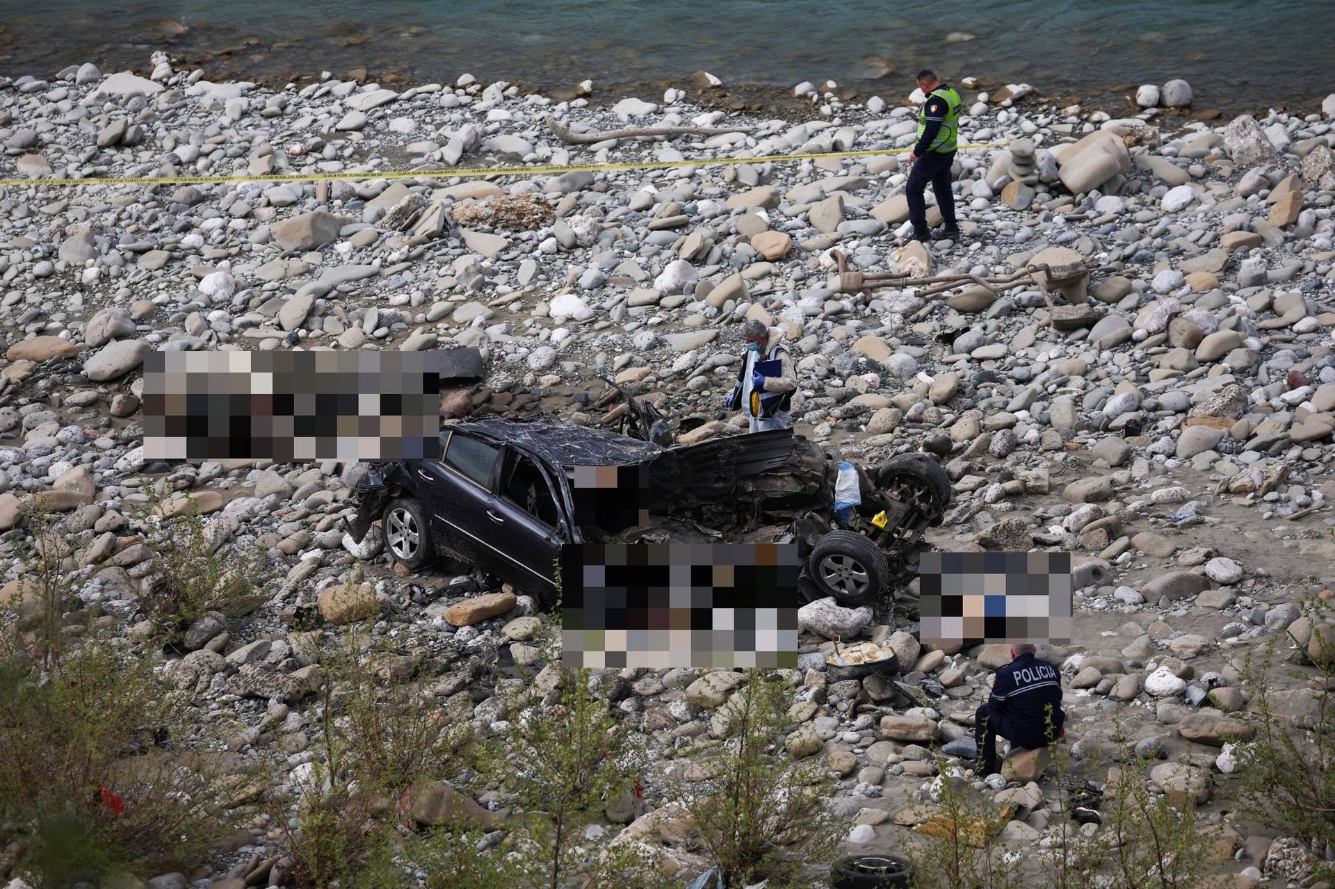 FOTO Užas u Albaniji: Osmero poginulih u teškoj nesreći.  Auto pao u rijeku. Bježali su policiji?