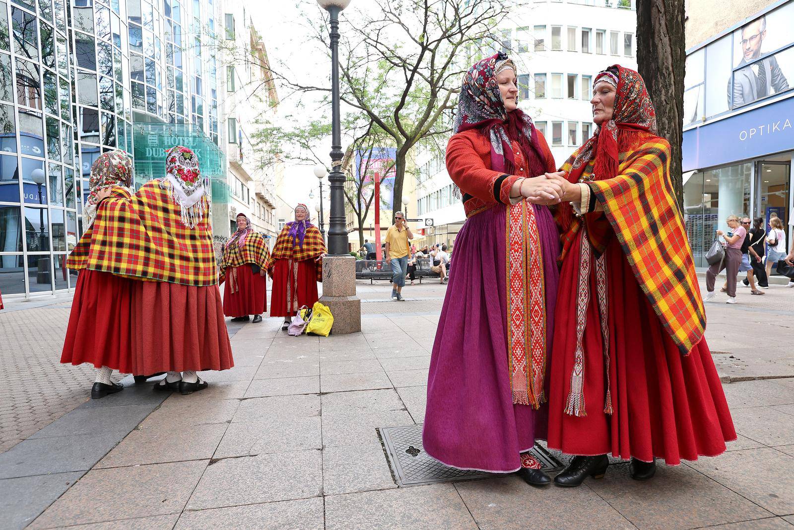 Zagreb: Folklorna šetnica u centru grada