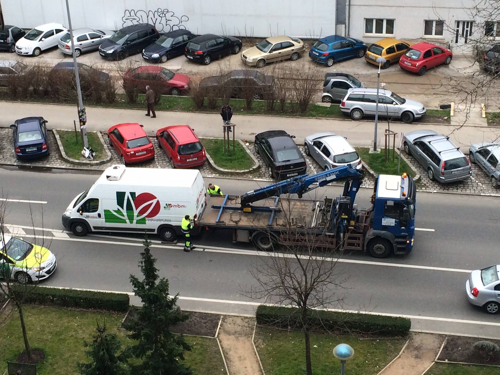 Pauk se "namučio" da bi s kolnika odvezao veliki kombi