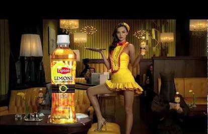 Miranda Kerr pjeva i reklamira čaj obučena kao konobarica