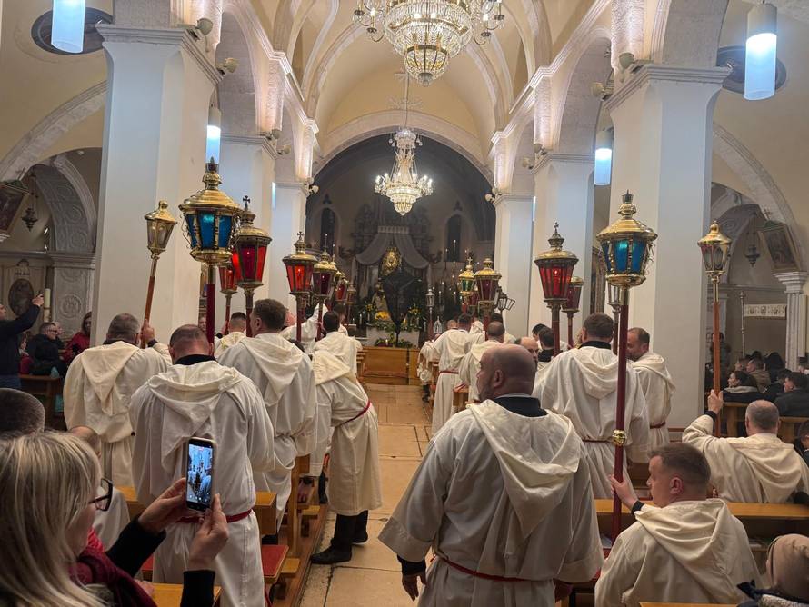 FOTO/VIDEO Procesija 'Za križen' na Hvaru: Po olujnoj buri nose križ od 15 kilograma