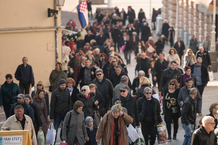 Dan je Svih svetih: Pogledajte fotografije s hrvatskih groblja