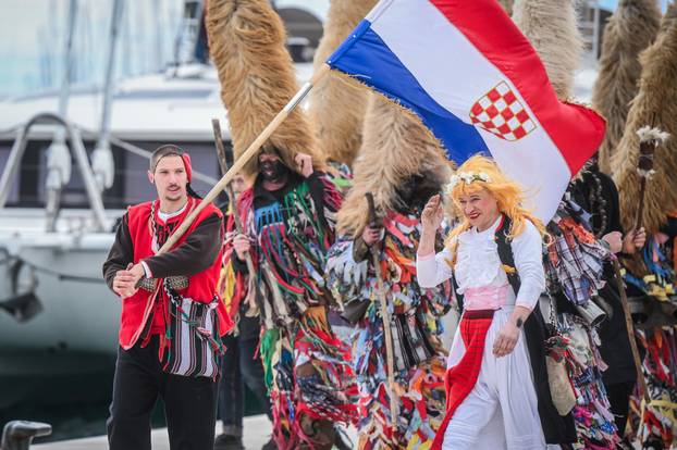 Šarena povorka maskiranih skupina u Splitu