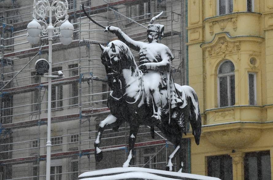 HGSS nepokretnom muškarcu kod Gračaca donio hranu i drva