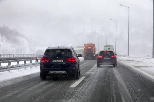 Delnice: Snijeg i jak vjetar otežavaju promet