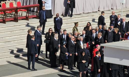 Plenković i Milanović u pratnji supruga stigli na sprovod pape