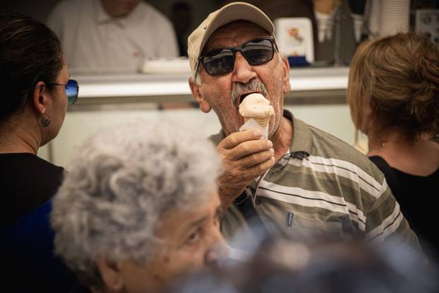 Mostar: Brojni turisti rashladili se u Neretvi
