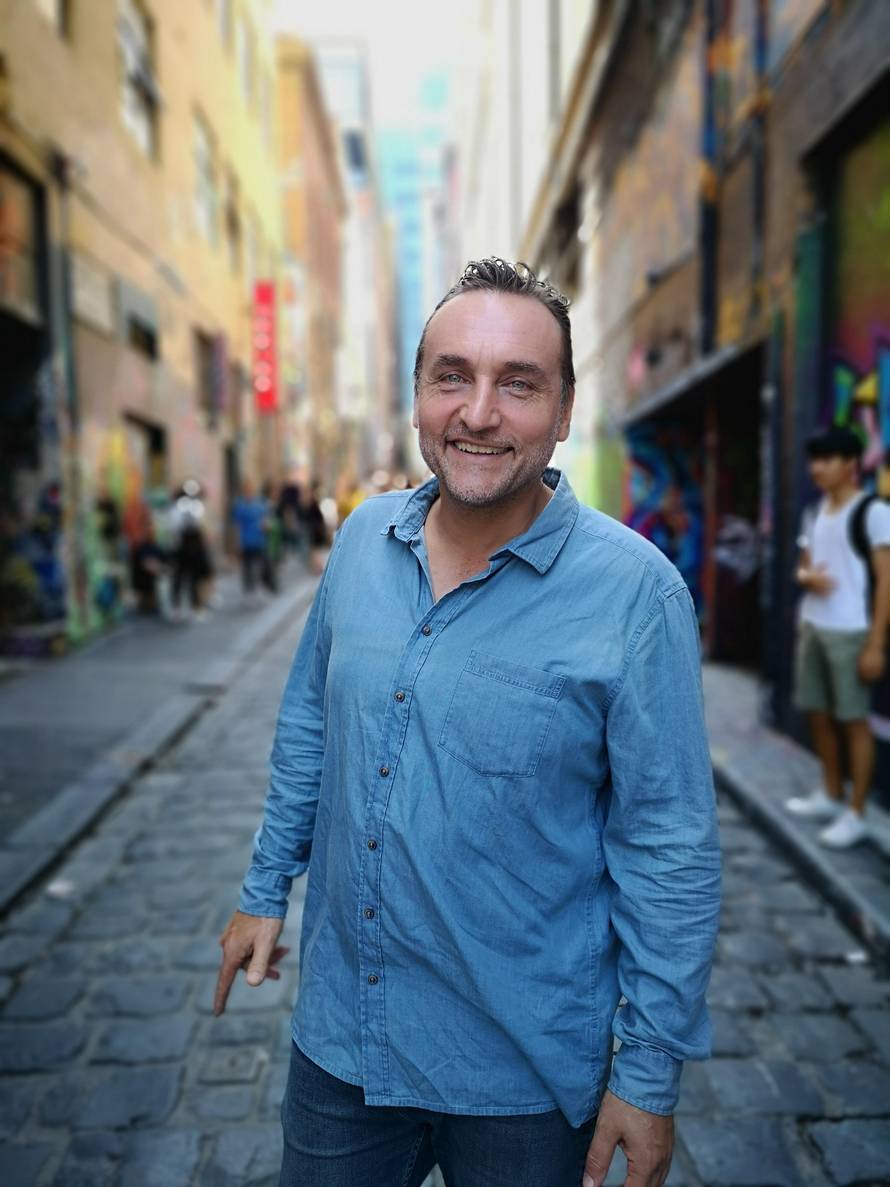 Odrastao je s glumcem Ericom Banom, snimao i s Clarksonom