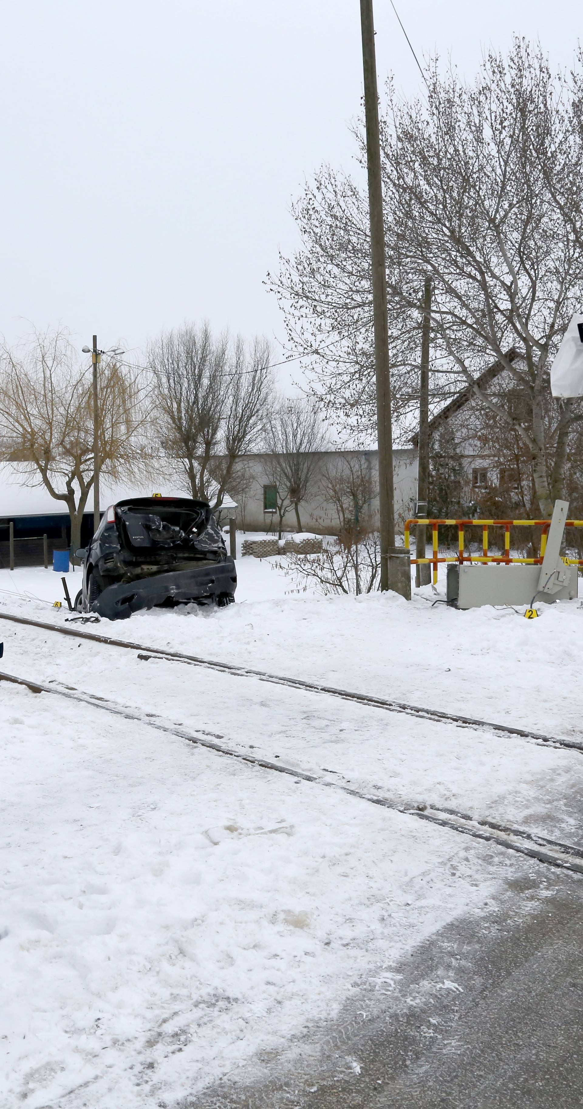 Vlak naletio na auto u Maloj Subotici, vozačica u bolnici