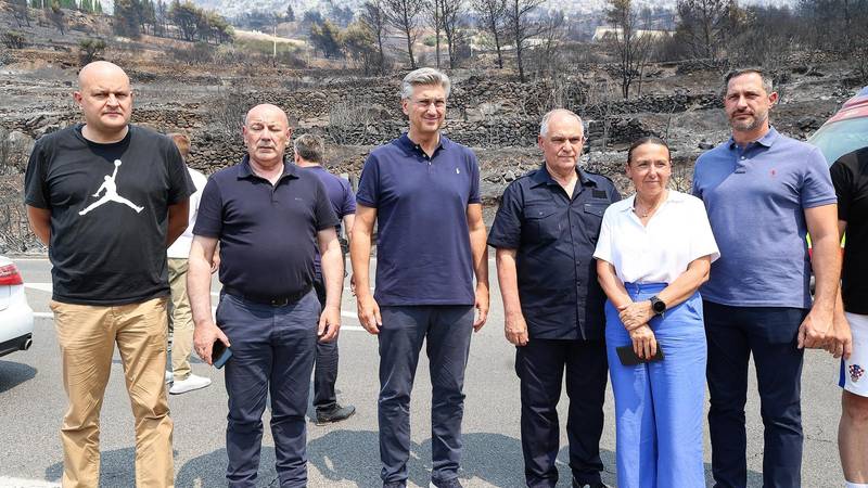 FOTO Plenković s ministrima obišao zgarište kod Omiša: Ovo je bio munjevit požar