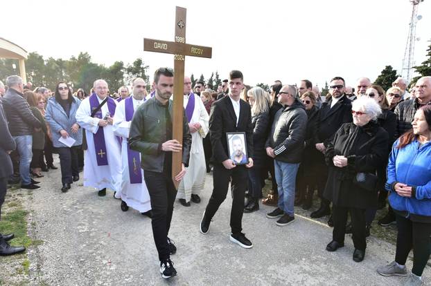 Zadar: Posljednji ispraćaj preminulog zadarskog pjevača Davida Ricova