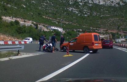 Caddy Hrvatskih cesta oborio policajca na motoru