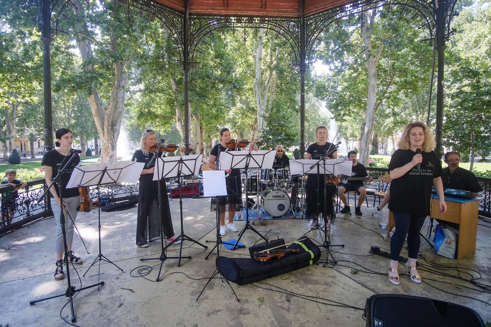 Zagreb: Gluhe violinistice svirale za građane u paviljonu na Zrinjevcu