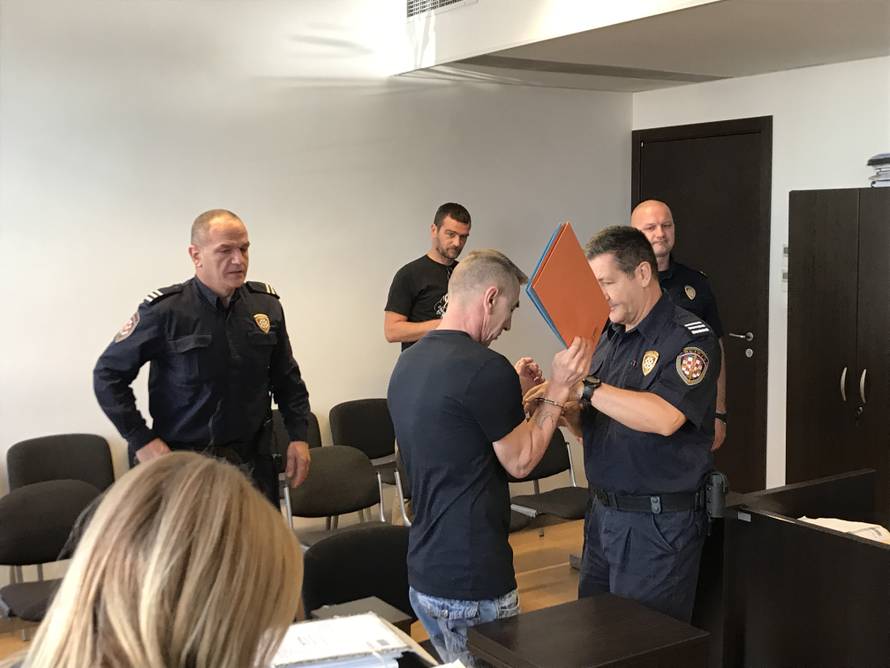 'Uhvatio me rukama oko vrata, vidjela sam odsjaj oštrice noža'