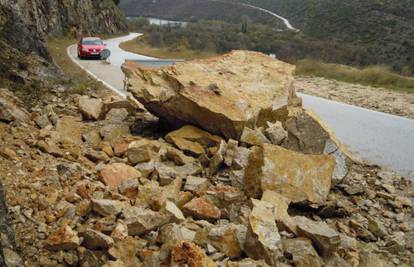 Stijena se odronila i blokirala dio ceste nedaleko od Brljana