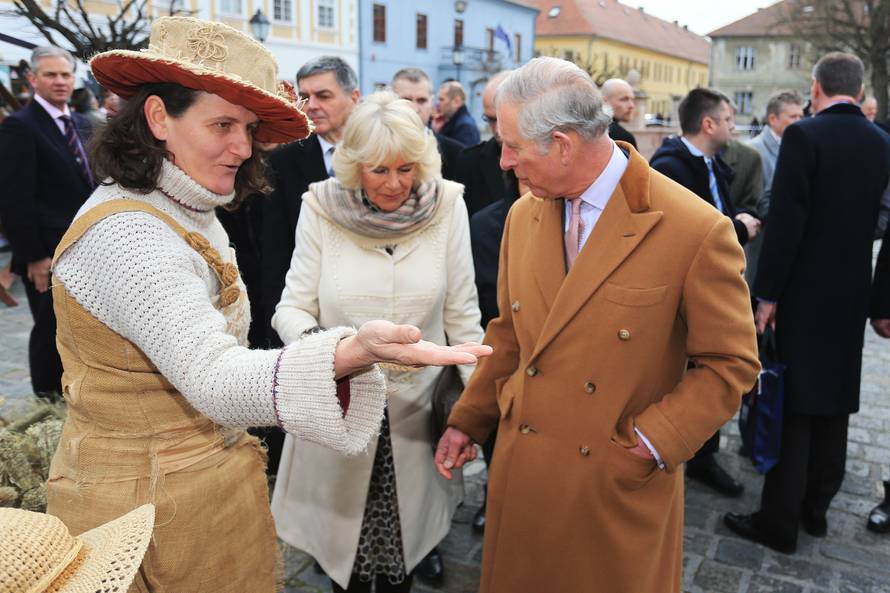 Charles i Camilla u Osijeku: Na trgu ih je dočekalo 2000 ljudi