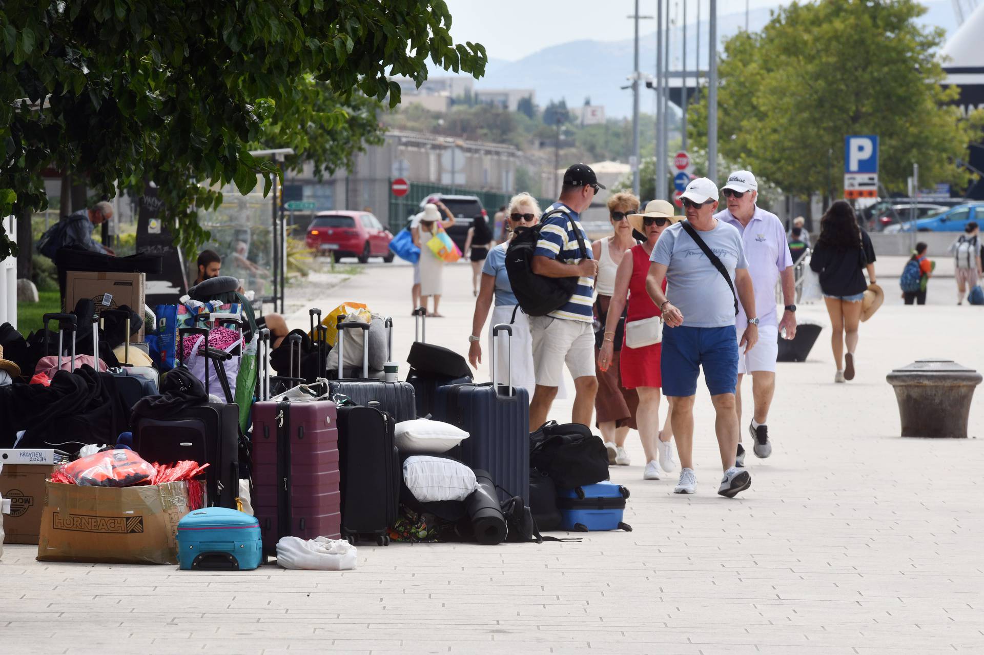 Šibenik: Turisti u iš?ekivanju broda za sibenske otoke prtljagu posložili na rivu