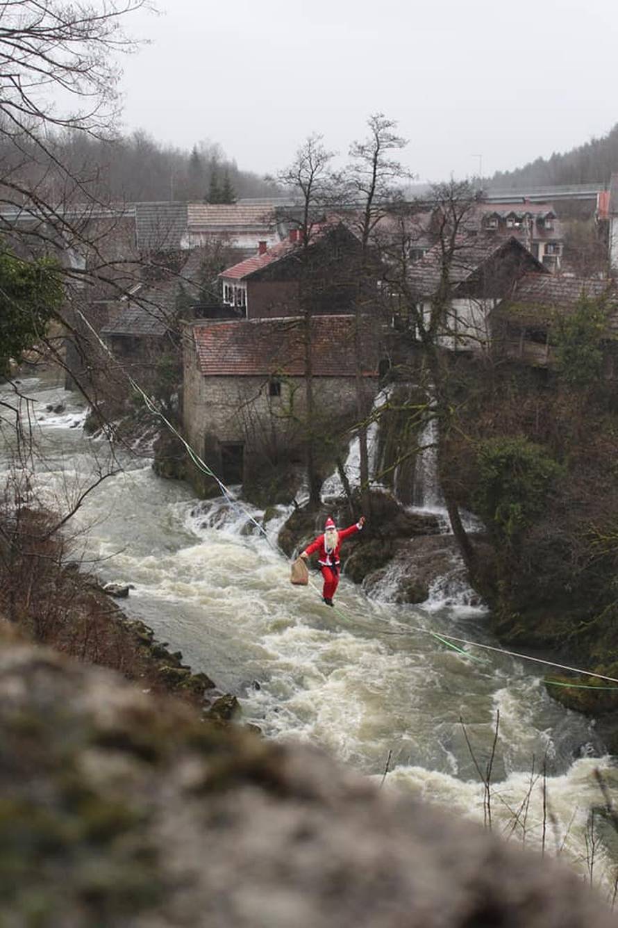 Djedica je u Rastokama šetao po užetu iznad podivljale rijeke