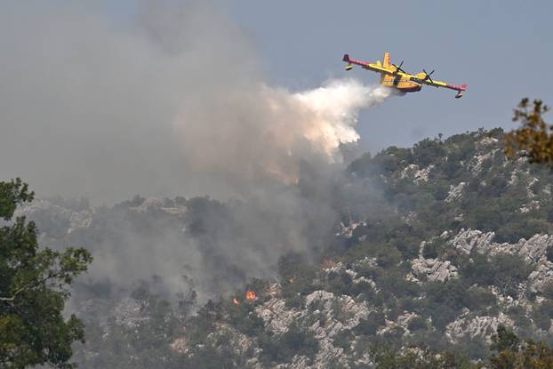 FOTO Kanaderi cijeli dan u akciji: Pogledajte kako gase požare diljem Dalmacije