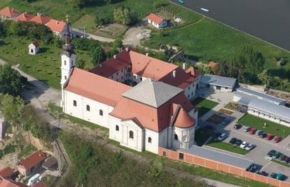 Varaju ljude tražeći novac za vukovarski samostan