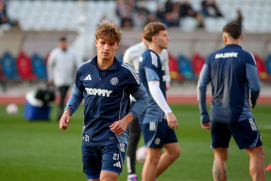 Zagrijavanje uoči početka utakmice 23. kola SuperSport HNL-a između Hajduka i Rijeke