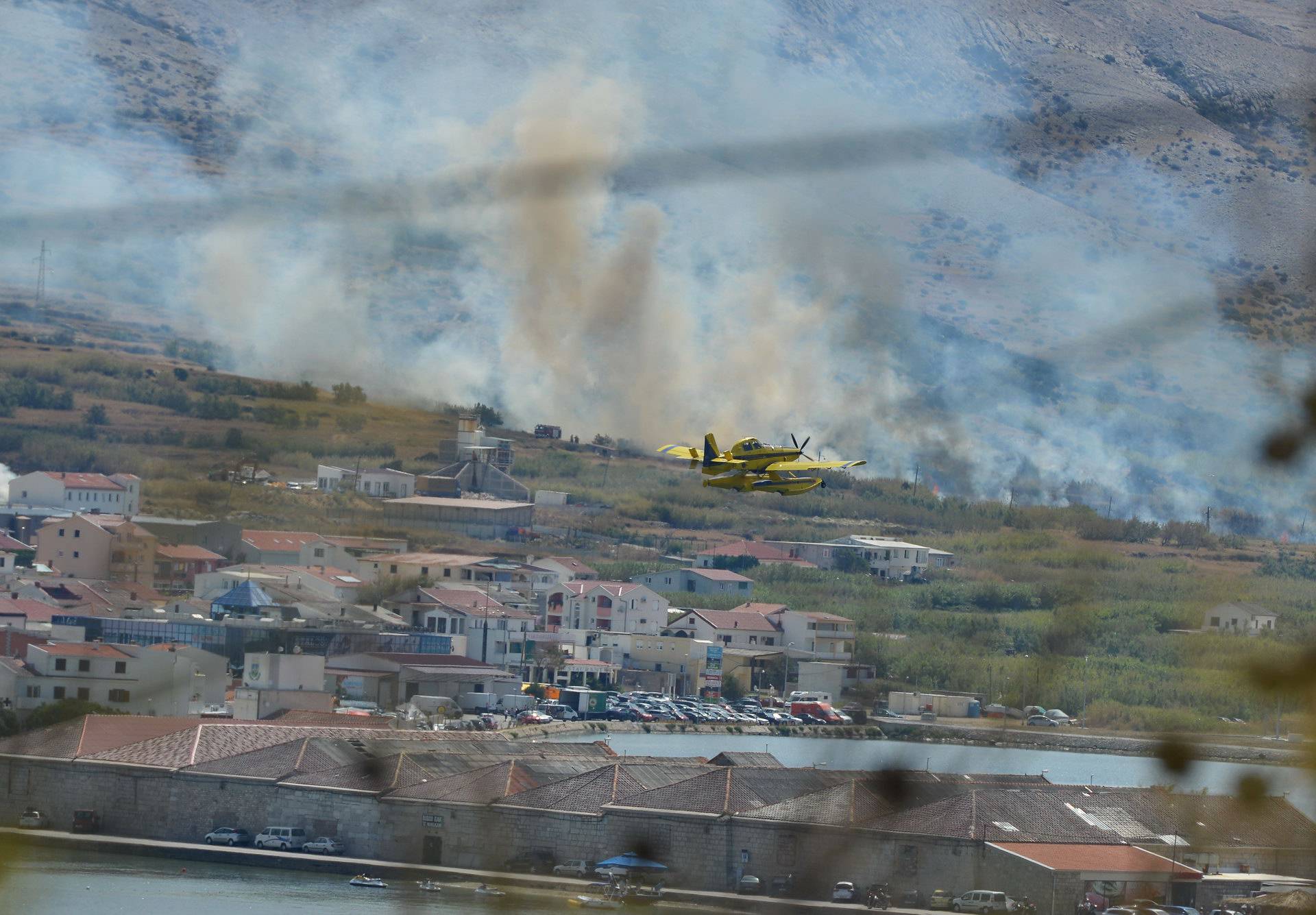 Vatrogasci i kanaderi gase u Biogradu, Dugopolju, na Pagu