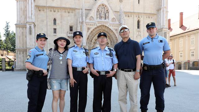Kineski policajci u Zagrebu: 'Oprostite, može jedan selfie?'