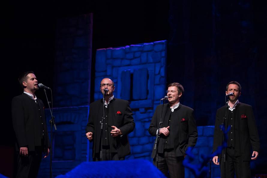 Publika nije prestajala pljeskati klapama Iskon, Šufit i Cambi