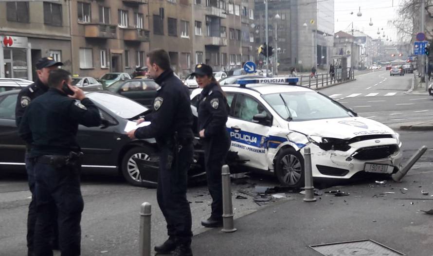 Krš i lom u središtu Zagreba: Sudarili se s policijskim autom