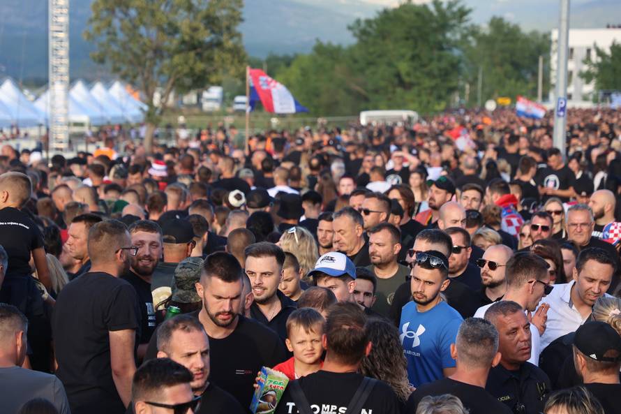 Sinj: Posjetitelji dolaze na hipodrom uoči početka Thompsonovog koncerta