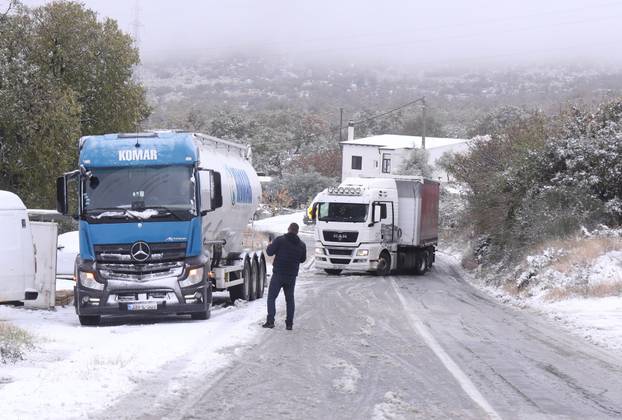 Klis: Policija regulira otežani promet zbog snijega, bure i poledice