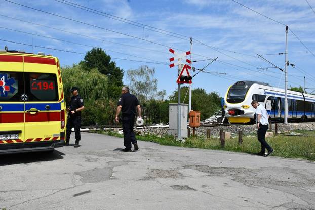 VIDEO Vozač kamiona preminuo nakon stravične nesreće i naleta putničkog vlaka kod Sl. Broda