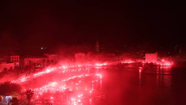 Split: Torcida spektakularnom bakljadom na Rivi obilježila 100 tisuća članova Hajduka