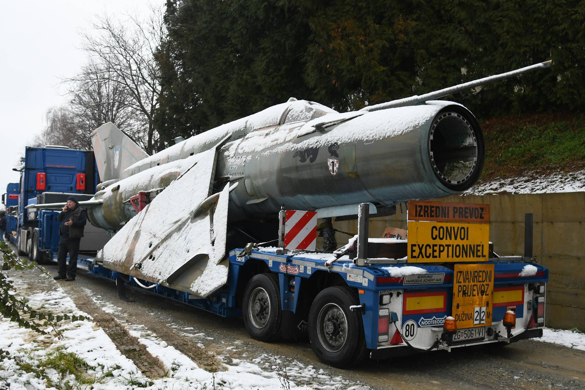 Bjelovar: Zrakoplov MiG 21 BIS i helikopter Mil Mi-24 dopremljeni u Kapelu gdje će biti turistička atrakcija