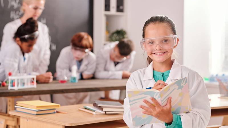 Na briselskom znanstvenom sajmu EU-a djeca dala ideje za izume i prisluškivala bakterije