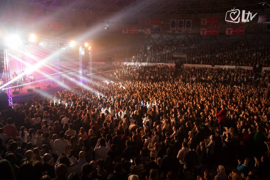 Koncert 'Pogledaj srcem' je u Ciboni oduševio tisuće vjernika