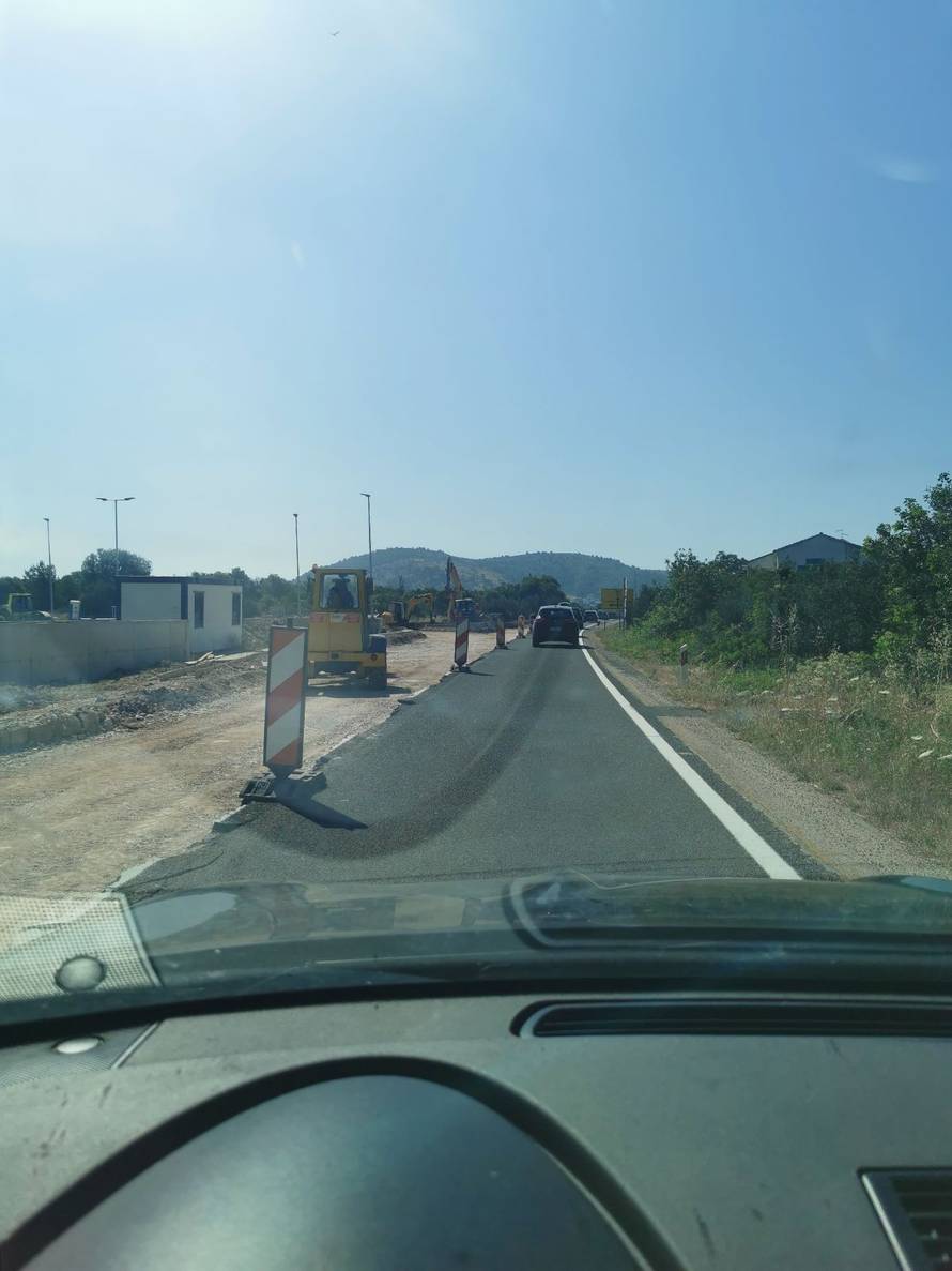 Sunce, more i - lopata! To je Dalmacija usred sezone. A malo pivo 30 kuna, cedevita 25...