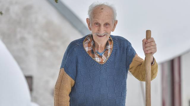 Fali mu žensko društvo: Anton ima 93 godine i živi sam u selu