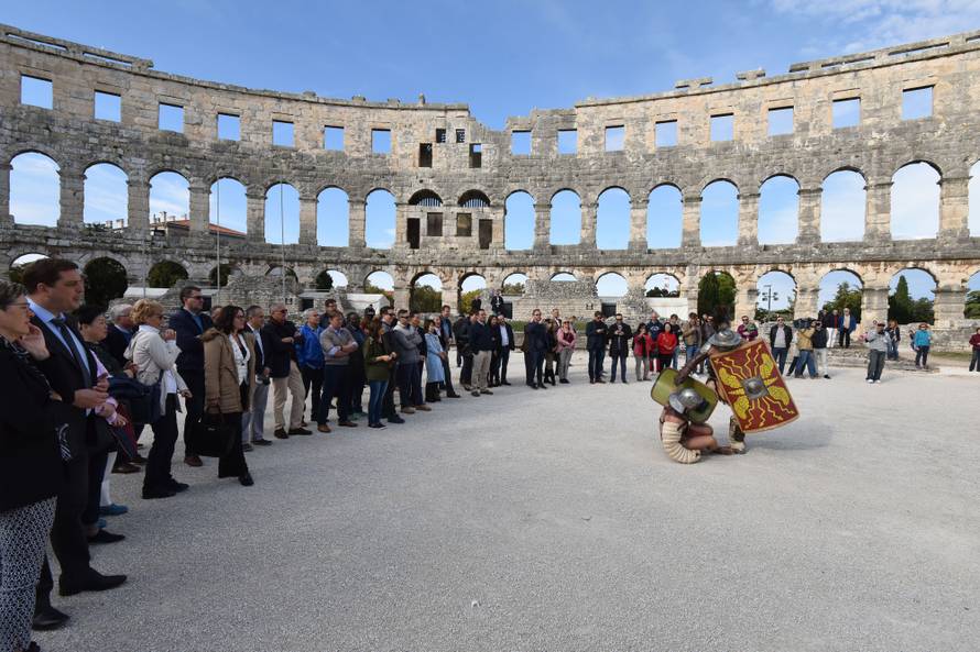 Gladijatori su opet u Areni, ali sada se bore s diplomatima