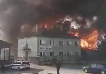 Požar progutao tvornicu drvene stolarije u Valpovu, vatrogasci će ondje dežurati cijelu noć
