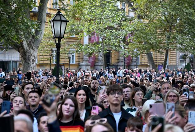 Zagreb: Brojni građani se okupili na Zrinjevcu u čast Halida Bešlića