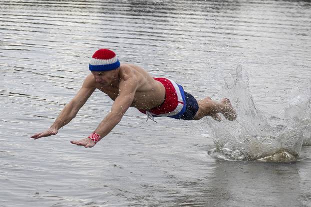 Osijek: Tradicionalno kupanje i picigin u rijeci Dravi