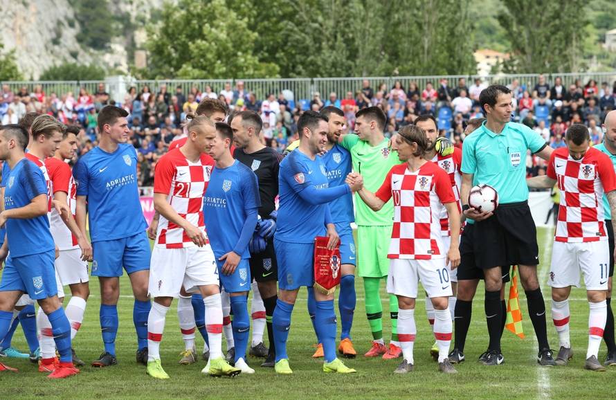 Prijateljska utakmica Hrvatske nogometne reprezentacije i NK OmiÅ¡ povodom 100 godina istoimenog kluba