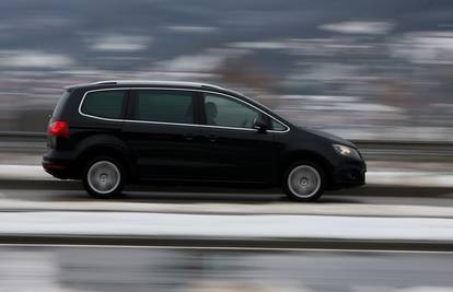 Na granici zaustavili auto. Iz njega izašla čak 23 čovjeka!