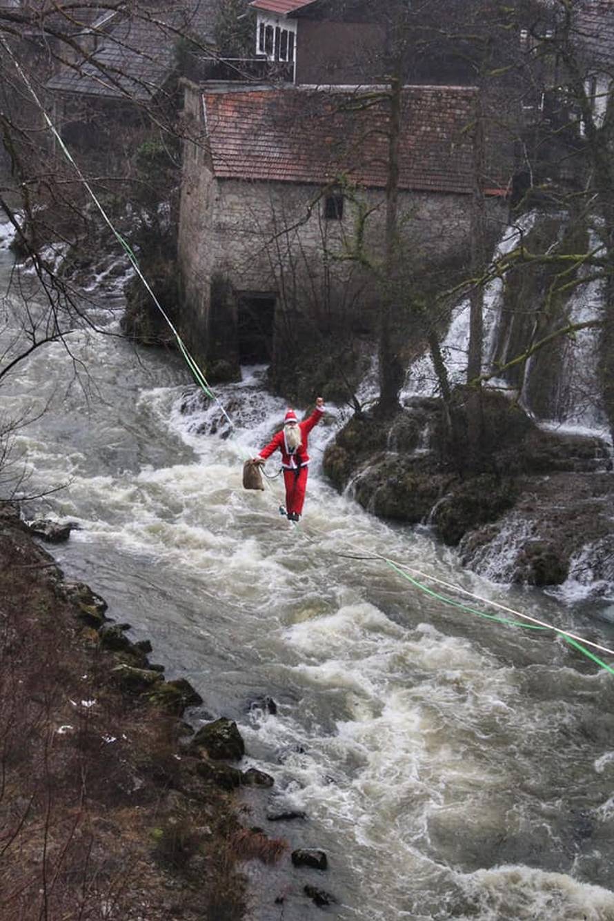 Djedica je u Rastokama šetao po užetu iznad podivljale rijeke