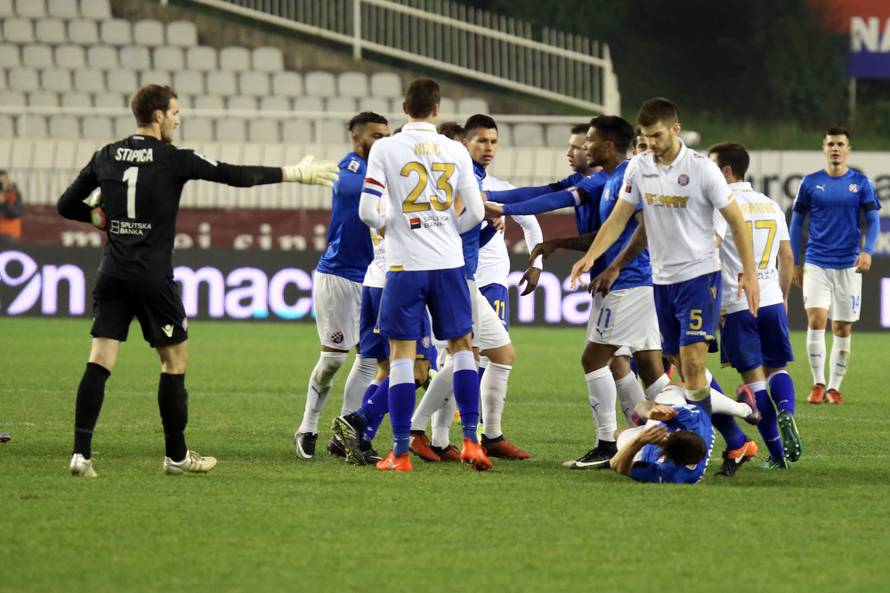 Hajdukov stoper zaletio se na suca, spriječili su ga suigrači!