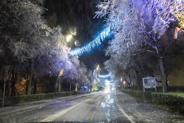 U Kninu je počela padati ledena kiša