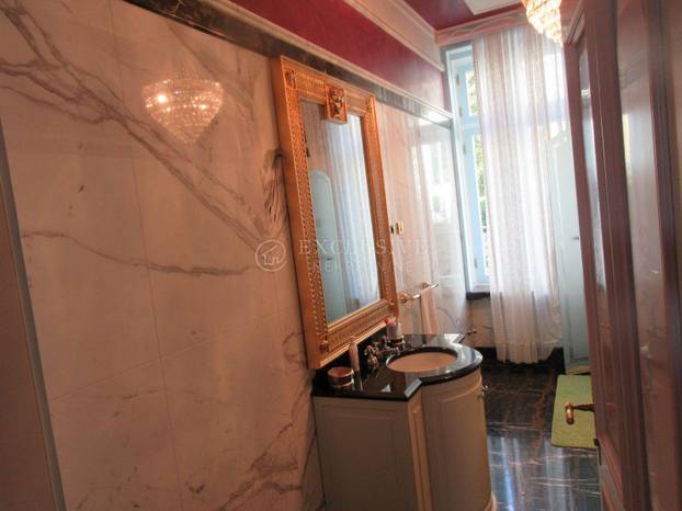 Ovako nešto nikad niste vidjeli! Prodaje se stan u Opatiji: Zlato, mramor, kipovi koji nose TV...